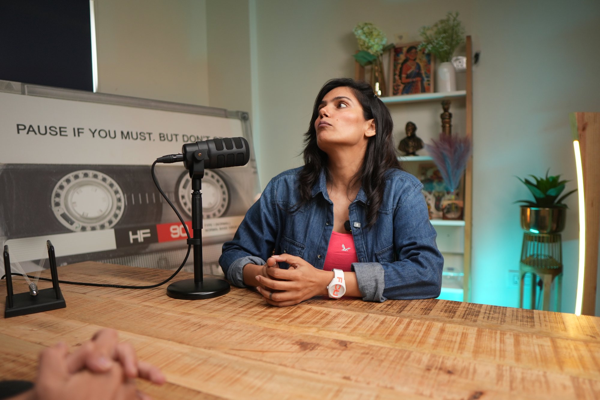 Set Vayu – wood desk podcast studio main view